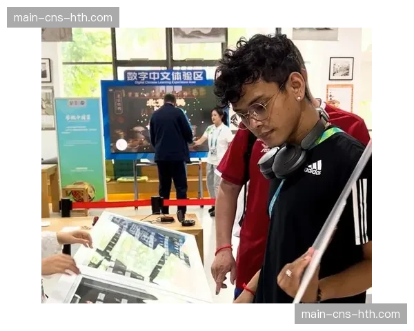 花絮：各国运动员交换徽章，成世锦赛运动员村传统项目