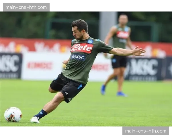 镜头捕捉到门兴教练组在场边快速翻阅定位球战术图册